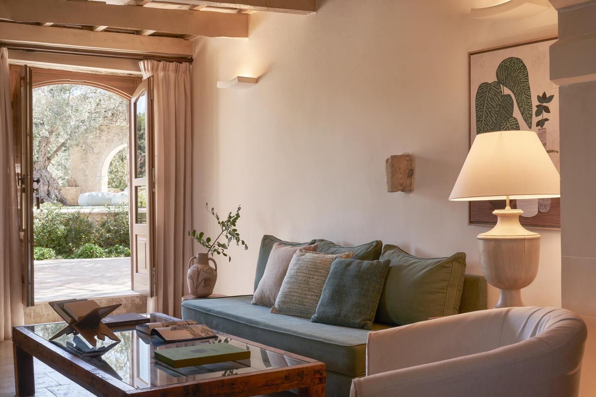 Village Ξενοδοχείο 4*